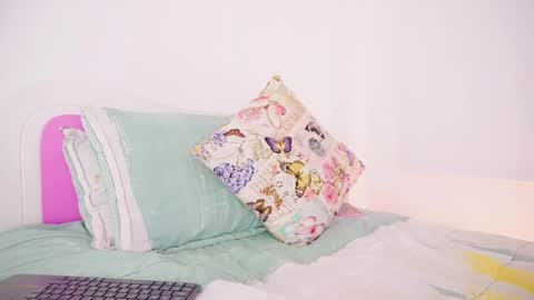 independent model online show from October 12, 9:13 am