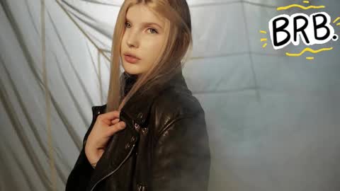 Snapshot of _aleksa chatting on October 8, 7:03 am Alexa online show from October 8, 7:03 am