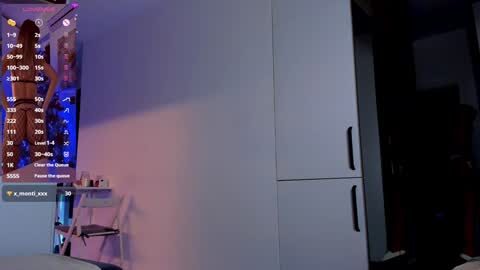 Mia online show from December 18, 1:02 pm