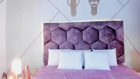 _aurora_collins_ online show from November 1, 1:10 pm