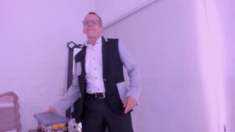 _axelking_ online show from February 12, 11:58 am