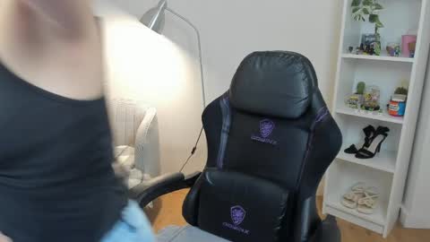 Bella Evans online show from April 17, 11:34 am