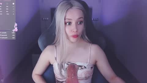 Snapshot of _chatur_babe chatting on February 12, 8:18 pm Angelina online show from February 12, 8:18 pm