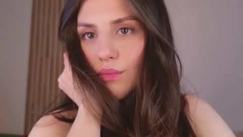 _esmeraldiyaa_ online show from March 4, 6:16 pm