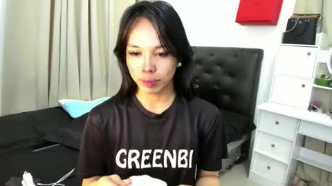 yanie online show from February 10, 11:30 pm