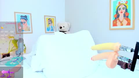 _jasminnee_ online show from March 26, 5:40 pm