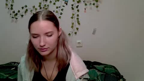 _kikiclark_ online show from October 25, 9:15 pm