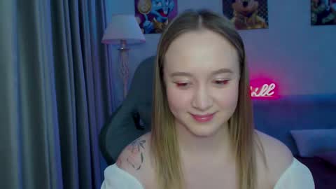 _lalune_ online show from February 17, 5:12 pm