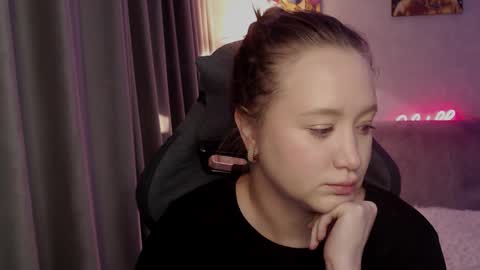 _lalune_ online show from September 30, 12:48 pm