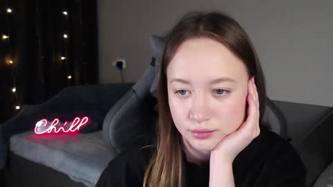 _lalune_ online show from December 14, 12:00 pm