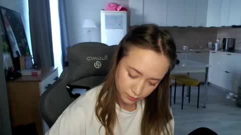 _lalune_ online show from April 7, 2:08 pm