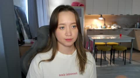 _lalune_ online show from April 10, 9:03 am