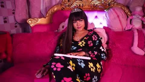 _little_glrl_ online show from December 1, 7:06 am