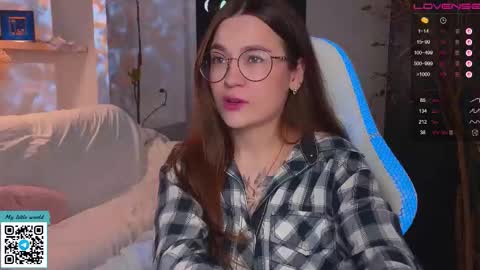 Snapshot of _nemalkovamia chatting on October 20, 11:59 am Mia with a big heart  online show from October 20, 11:59 am