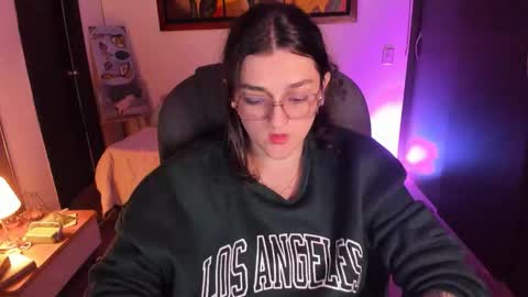 Snapshot of _peach__ chatting on October 13, 4:47 am violeta ig  online show from October 13, 4:47 am