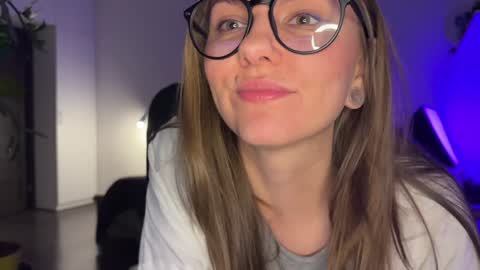 Snapshot of _private_person_ chatting on December 18, 5:31 pm HADLY today day-off see u online 0112 online show from December 18, 5:31 pm