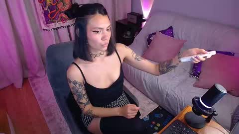 Laura online show from February 4, 1:09 am