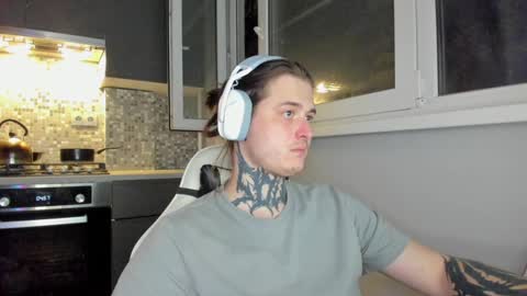 _torfin_ online show from December 3, 11:18 pm