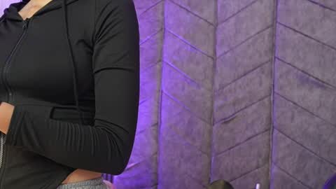 _viollettenoir_ online show from April 9, 8:03 pm