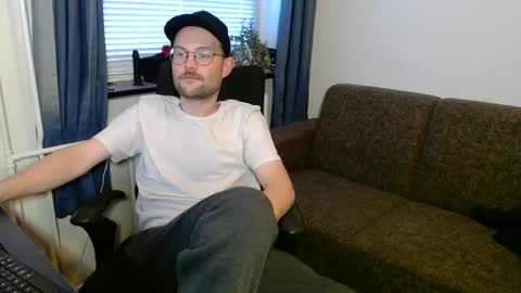 _whoisthatguy_ online show from November 10, 3:04 pm