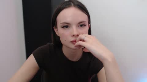 a_ariella_ online show from September 17, 12:52 pm