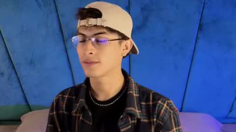 Aaron Ezequiel online show from September 17, 10:35 pm