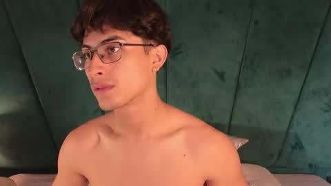 Aaron Ezequiel online show from April 22, 6:59 pm