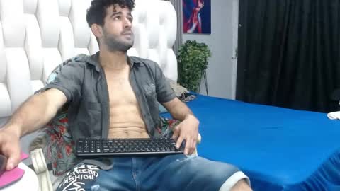 aaron_jones_1 online show from May 9, 4:07 am