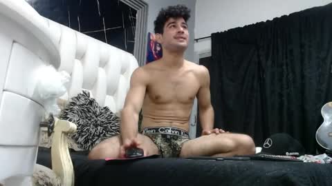 aaron_jones_1 online show from April 28, 11:09 pm
