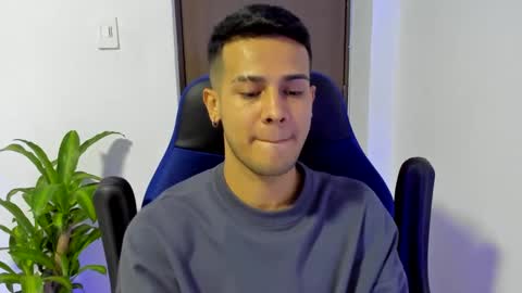 Independence model AbelAsburgo online show from March 7, 11:49 pm