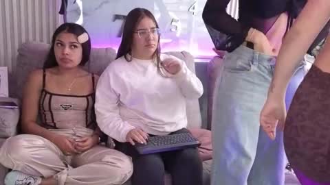 abella_as_ online show from February 26, 1:58 pm