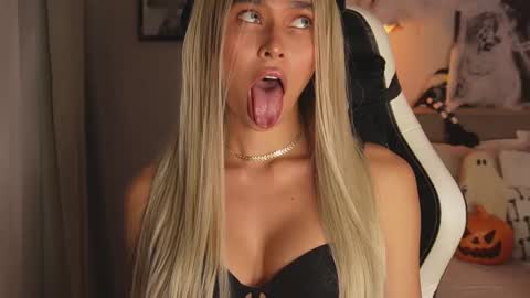 My name is Alexa. Please say hello I like to chat with you. If you have requests please use tip online show from October 11, 1:43 am