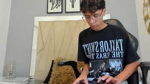 Adams Bobby online show from November 2, 11:32 am