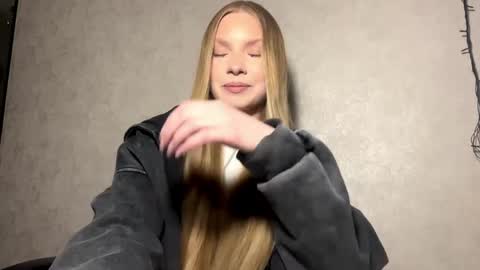 Caroline online show from April 28, 4:22 pm