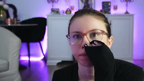 Aelia online show from November 1, 3:28 am