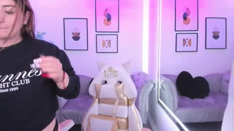 Snapshot of agatha_luxx chatting on October 13, 12:29 pm Agatha online show from October 13, 12:29 pm