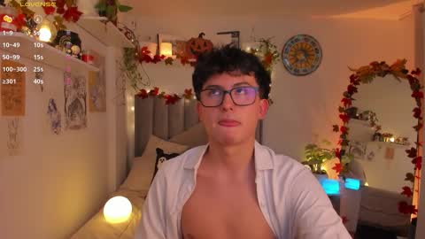 Snapshot of aidan_hale chatting on October 12, 12:25 am A H  online show from October 12, 12:25 am