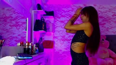 aisha salome holguin online show from May 18, 5:02 am
