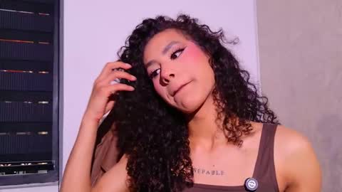 Queen Dumont   online show from February 7, 6:55 pm