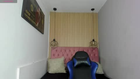 AlahiaEvansz online show from April 8, 1:03 pm