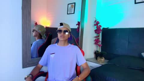 alan_colthon online show from April 21, 8:38 pm