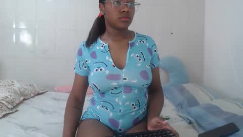 alana  online show from November 19, 8:18 pm