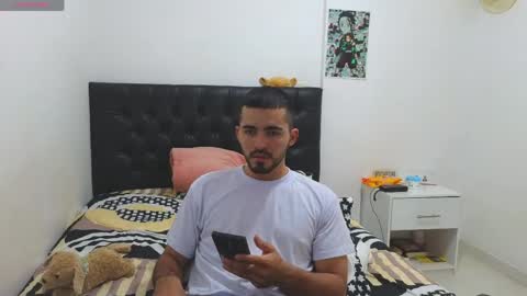 alejandroo_7 online show from April 28, 9:30 pm