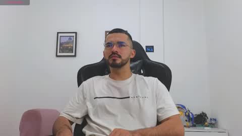 alejandroo_7 online show from January 7, 4:34 pm