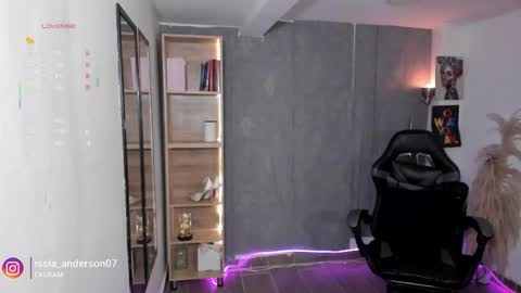 Yy  online show from November 7, 1:24 pm