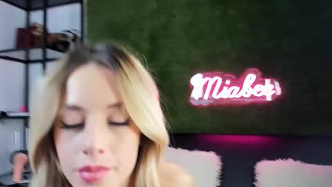 alexisbanx online show from December 14, 6:36 pm