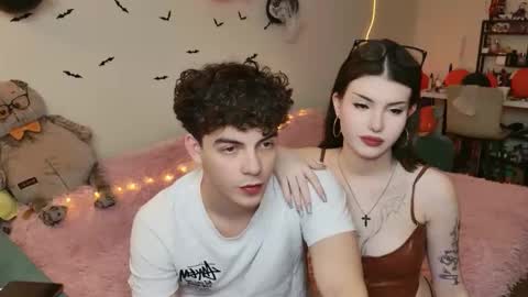 Snapshot of alice118james chatting on October 13, 6:32 pm alice and james online show from October 13, 6:32 pm