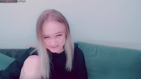 Snapshot of alicenya chatting on October 26, 3:51 am Alice online show from October 26, 3:51 am