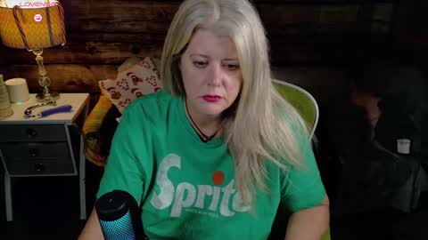 Snapshot of alicescuriosity chatting on December 18, 2:53 am Alices Curiosity online show from December 18, 2:53 am