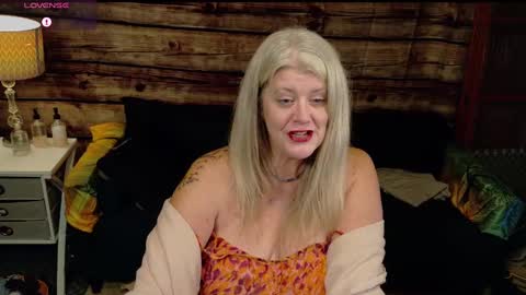 Snapshot of alicescuriosity chatting on December 6, 3:35 am Alices Curiosity online show from December 6, 3:35 am